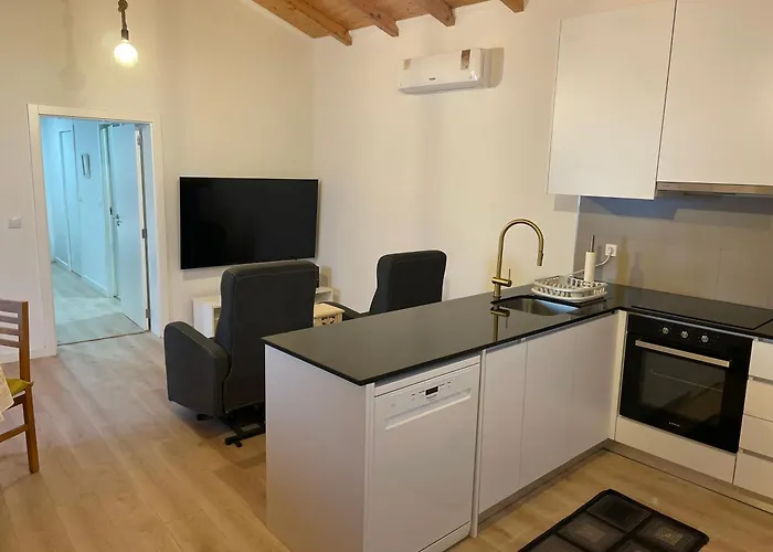 Cozy In Historic Downtown - Farm Views - Walk To בית נופש *